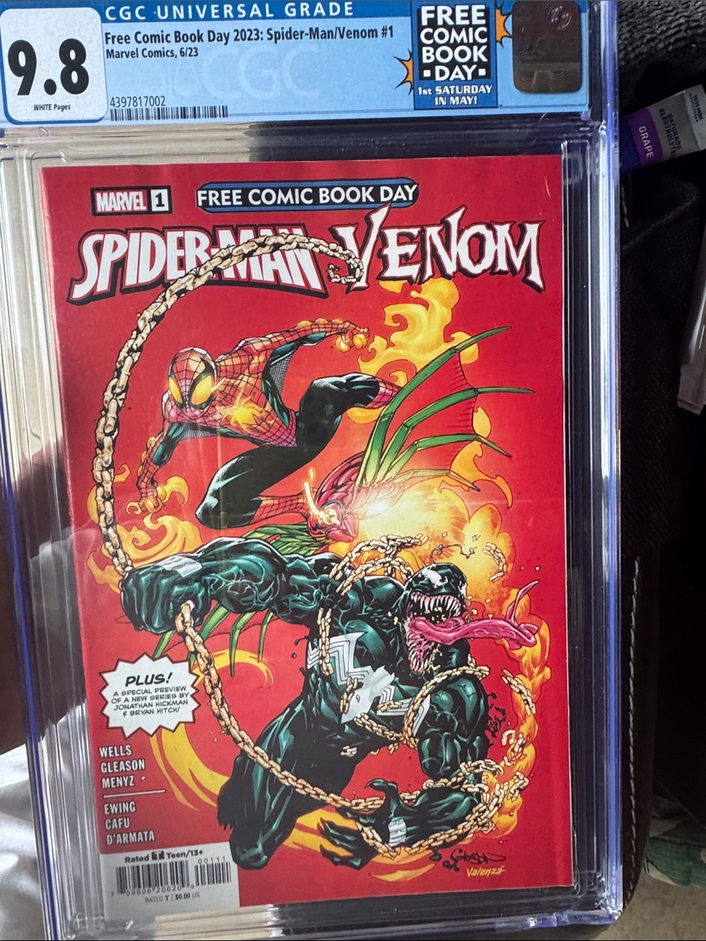 Marvel Spider-Man/Venom Comic Book Cover – Red, Black, Yellow